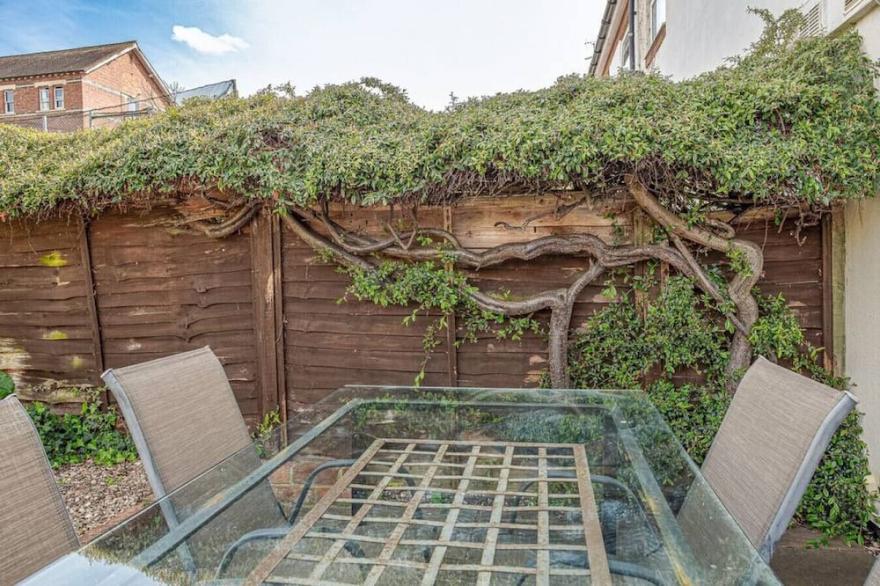 Central 2 Bed House with Garden and Free Parking!