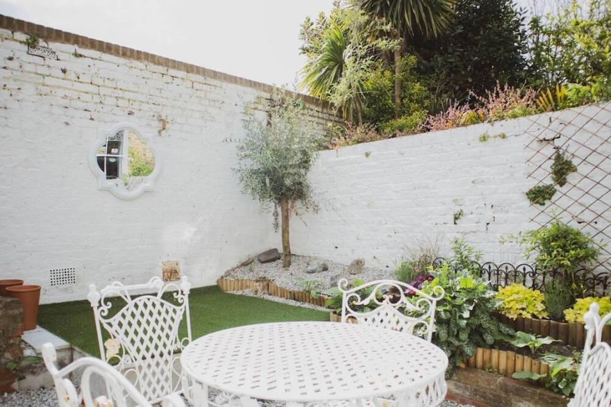 Pass the Keys | Spacious and Cosy House for 8