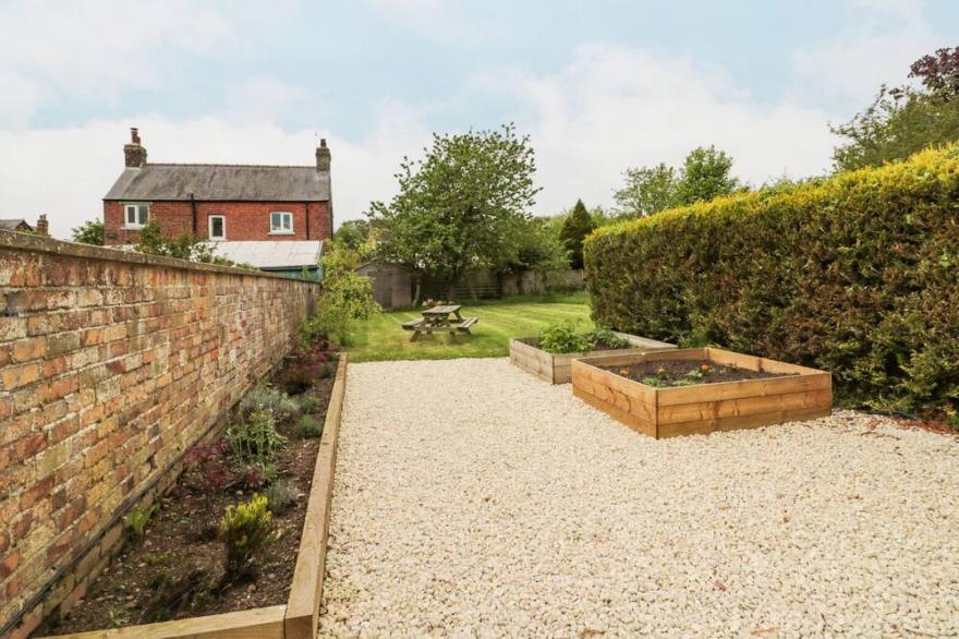 24 HALL GARTH LANE, family friendly, with open fire in West Ayton