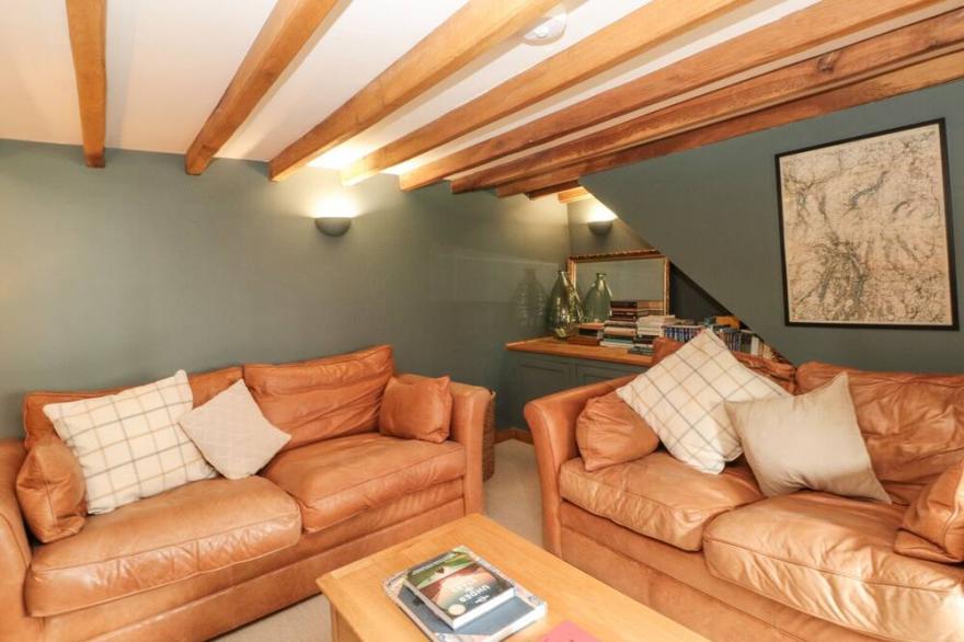 24 HALL GARTH LANE, family friendly, with open fire in West Ayton