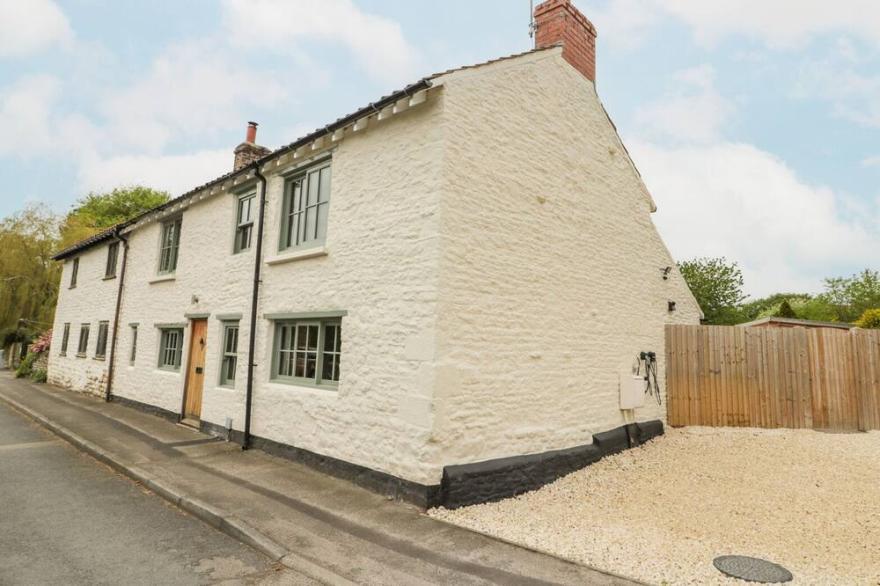 24 HALL GARTH LANE, family friendly, with open fire in West Ayton