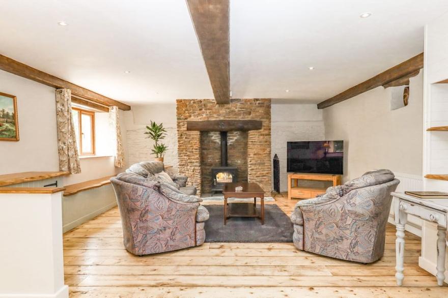 BUNTS BARN, family friendly, character holiday cottage in Hatherleigh