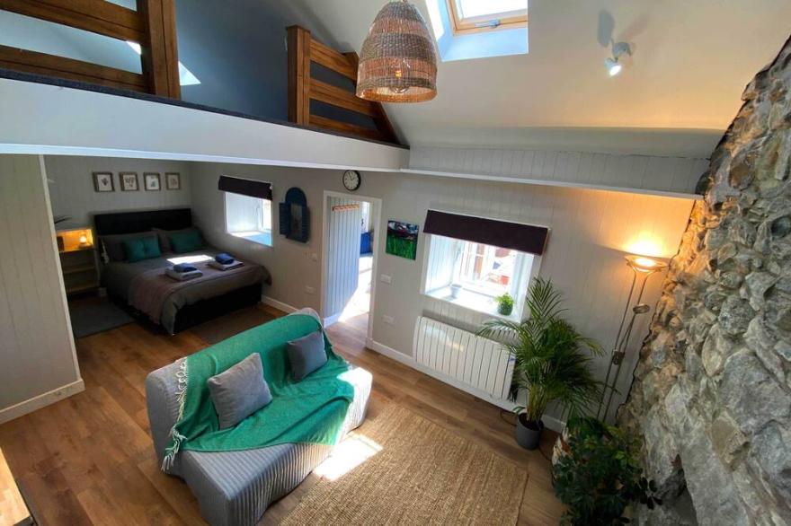 Cosy island retreat for 2 with hot tub & sauna.