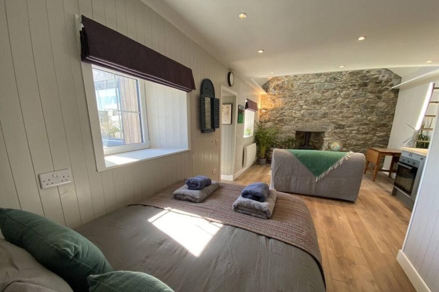 Cosy island retreat for 2 with hot tub & sauna.