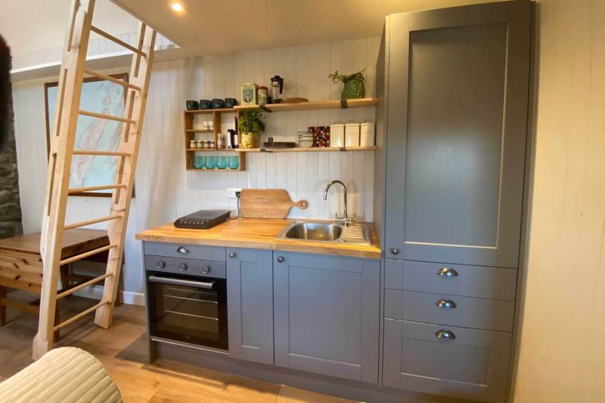 Cosy island retreat for 2 with hot tub & sauna.