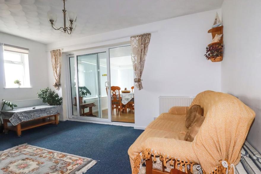 3 SUMMER LANE PARK, pet friendly, with open fire in Pelynt