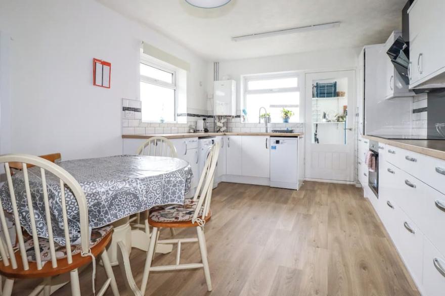 3 SUMMER LANE PARK, pet friendly, with open fire in Pelynt