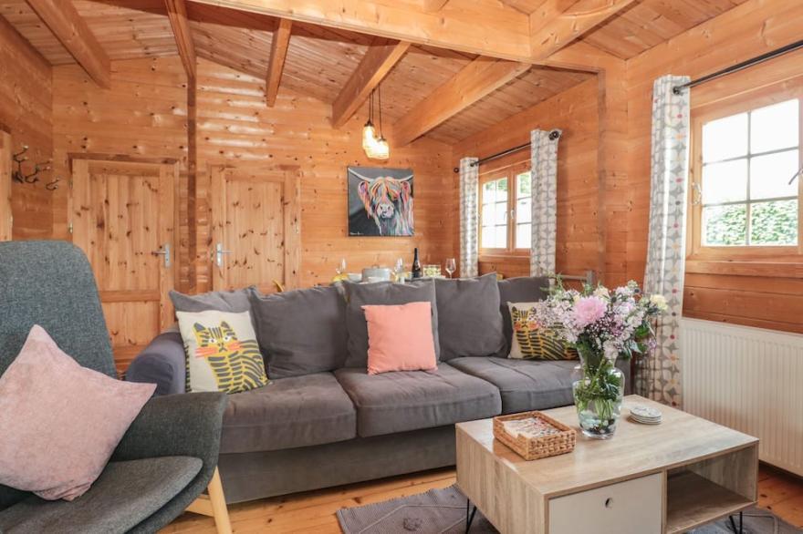 PIGSFOOT LODGE, pet friendly, with hot tub in Halberton, Devon