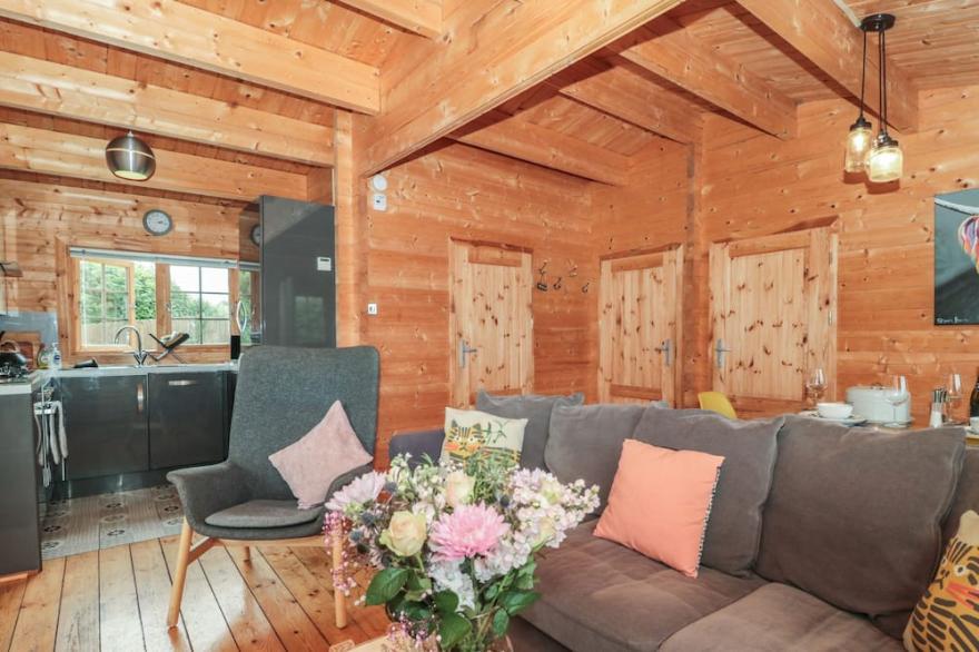 PIGSFOOT LODGE, pet friendly, with hot tub in Halberton, Devon