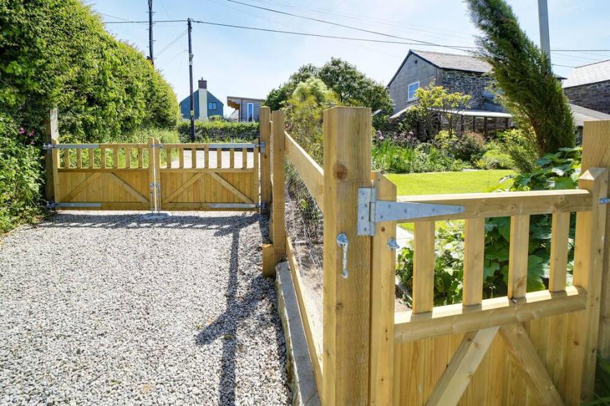 Pendoggett House - Beautiful Family Home, Sleeps 8 Stunning sea Views & Gardens