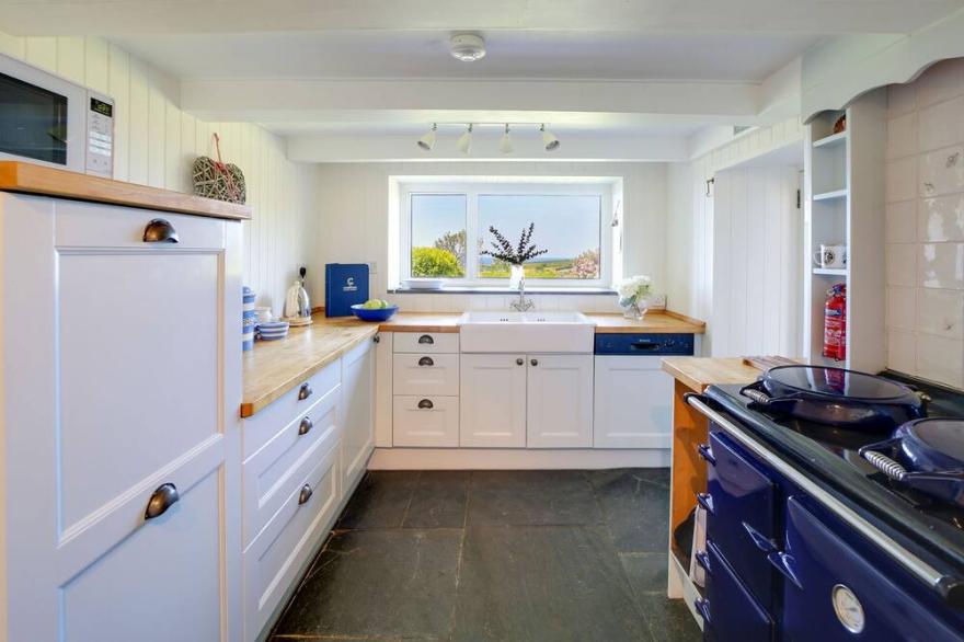 Pendoggett House - Beautiful Family Home, Sleeps 8 Stunning sea Views & Gardens