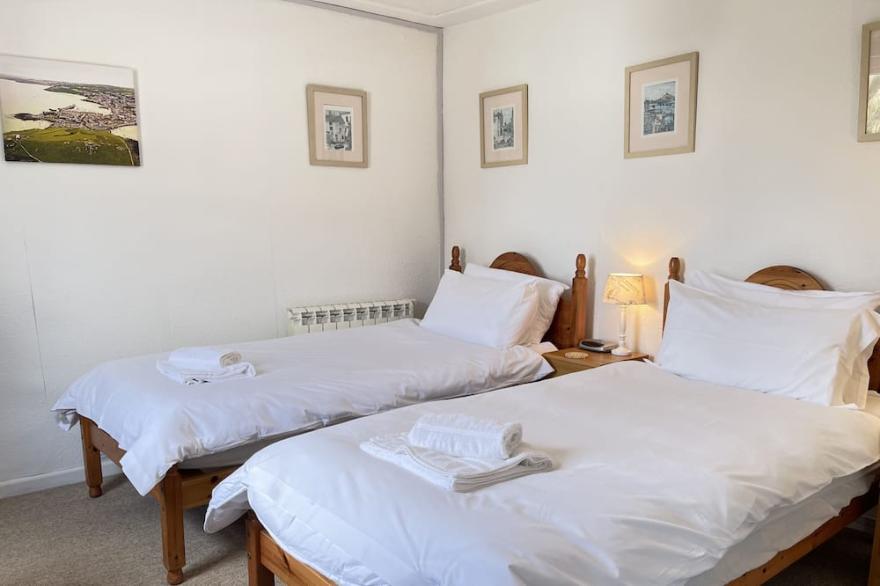The Lookout -  a cottage that sleeps 5 guests  in 2 bedrooms