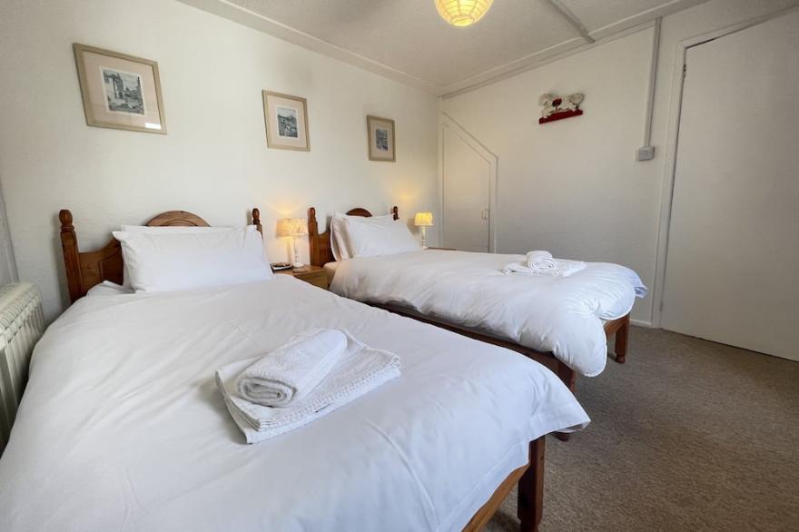 The Lookout -  a cottage that sleeps 5 guests  in 2 bedrooms