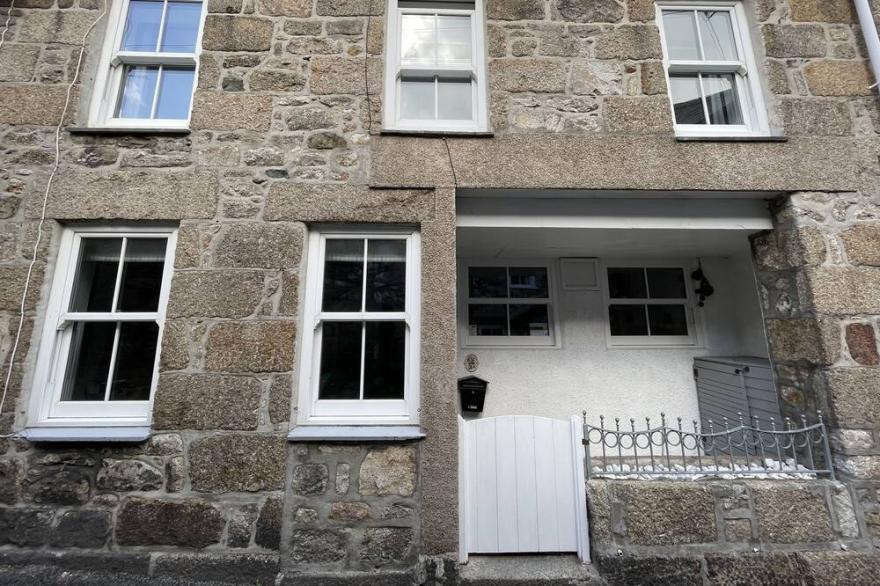 The Bolt Hole -  a cottage that sleeps 4 guests  in 2 bedrooms