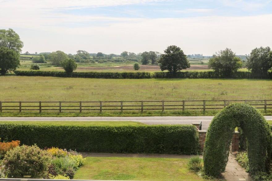 CHESTNUTS AT YOULTON LODGE, family friendly in Tollerton