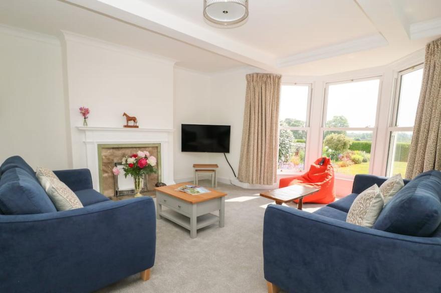 CHESTNUTS AT YOULTON LODGE, family friendly in Tollerton