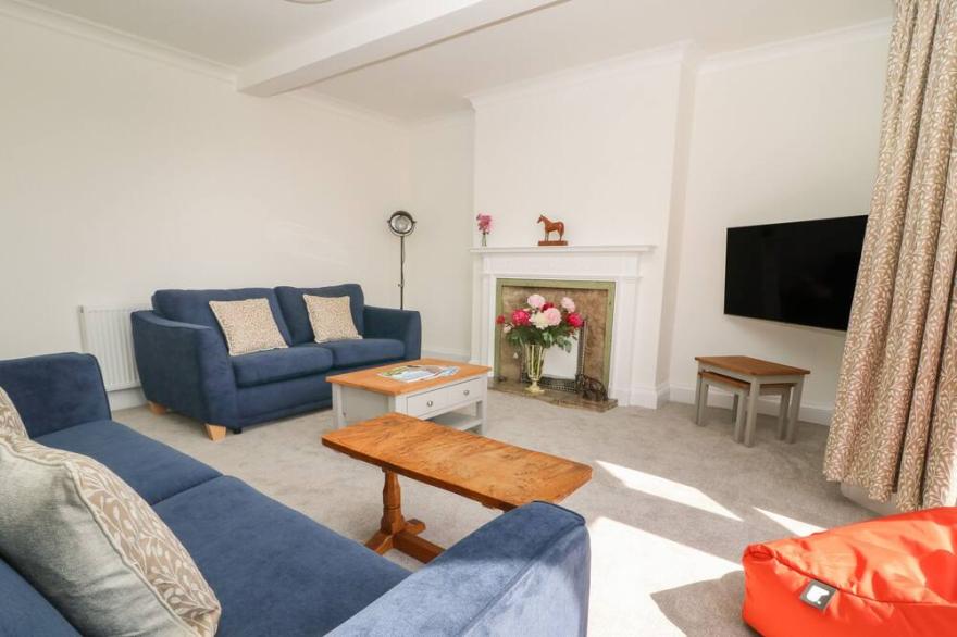 CHESTNUTS AT YOULTON LODGE, family friendly in Tollerton