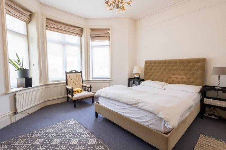 Large 1,700 Sqft Apartment, 1 Bedr, Gym+garden Access