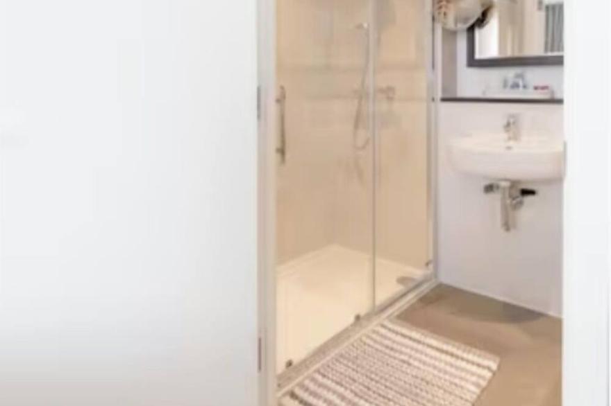 Lovely En-suite Flat With Balcony and Parking