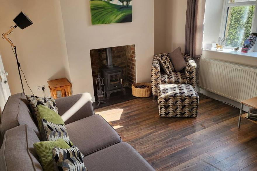 1 LYTHAM TERRACE, pet friendly, character holiday cottage in Ingleton