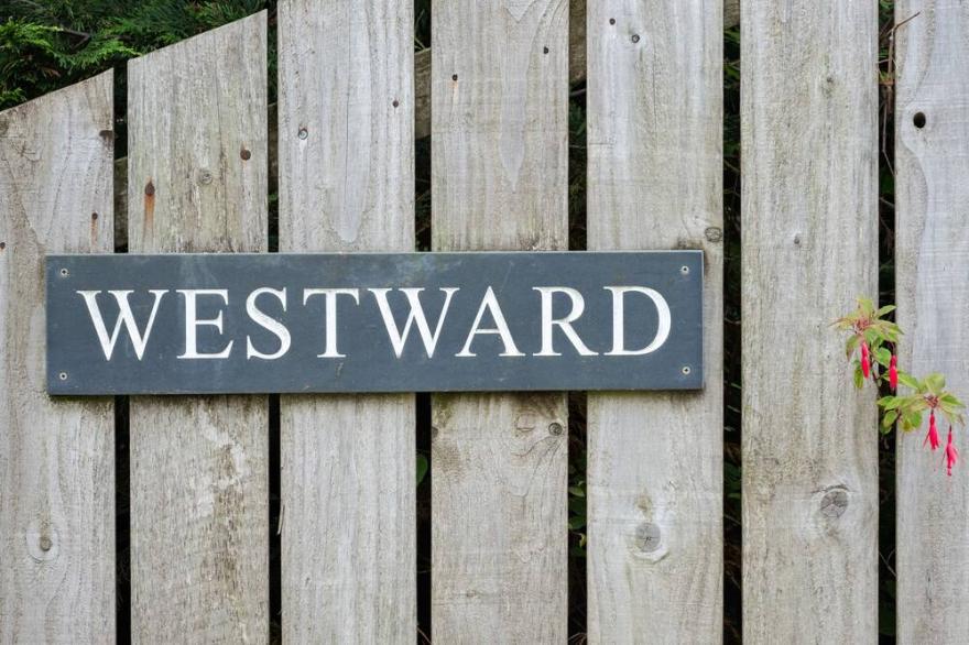 WESTWARD 8, family friendly, country holiday cottage in Polzeath
