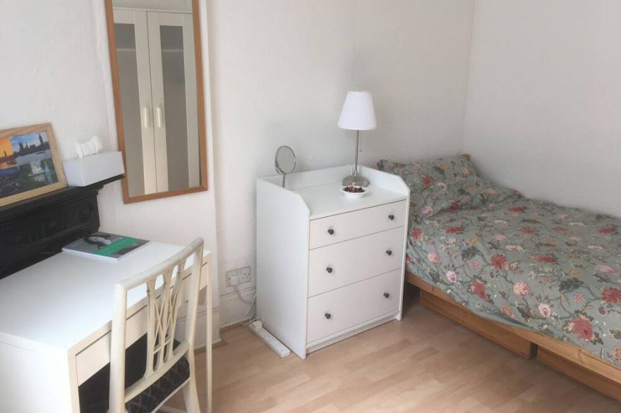 London Bridge, 2 Bedroom Apart Located Mins Walk From the Beautiful River Thames