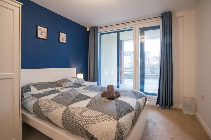 Stylish & Bright ~ City Center ~ Scenic River View