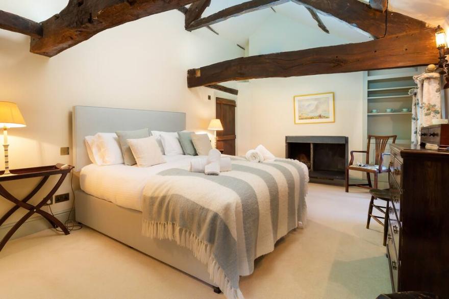 HIGH LINDETH, pet friendly, with open fire in Bowness-On-Windermere