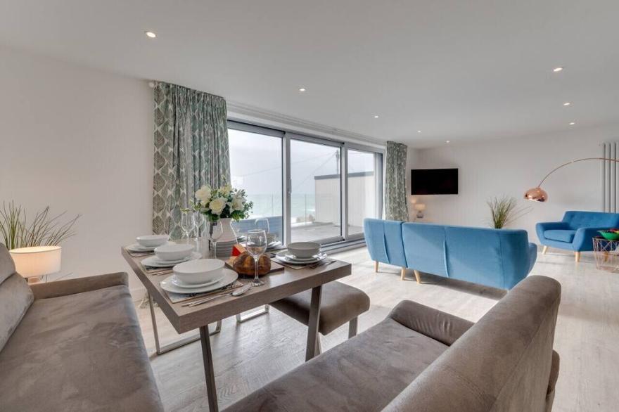 Longitude 5° W - Three Bedroom House, Sleeps 6