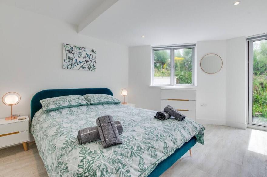 Longitude 5° W - Three Bedroom House, Sleeps 6