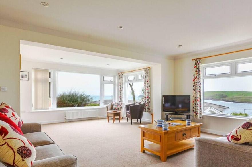 SEA MIST, pet friendly, with hot tub in Polzeath
