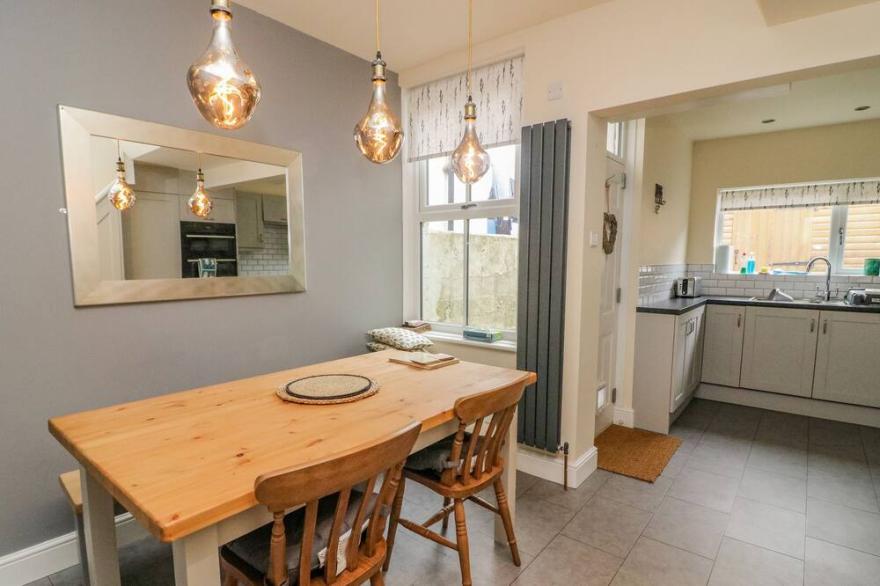 HILL VIEW, pet friendly, character holiday cottage in Settle