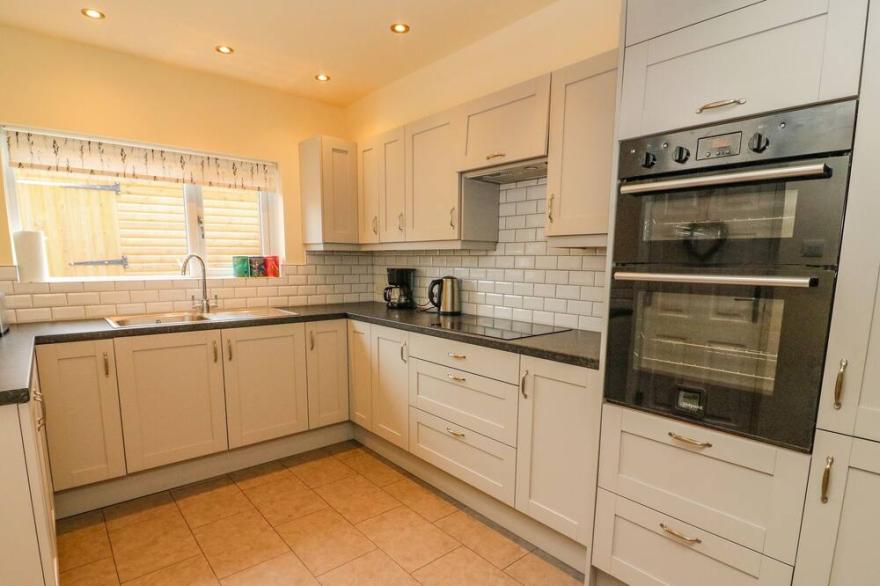 HILL VIEW, pet friendly, character holiday cottage in Settle