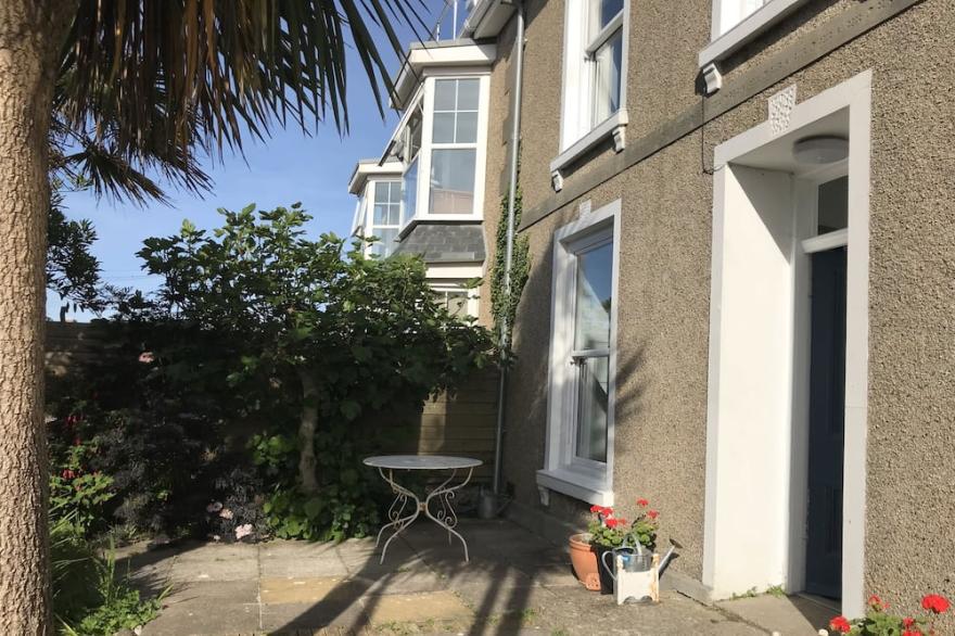 Porth House, with south facing courtyard garden!