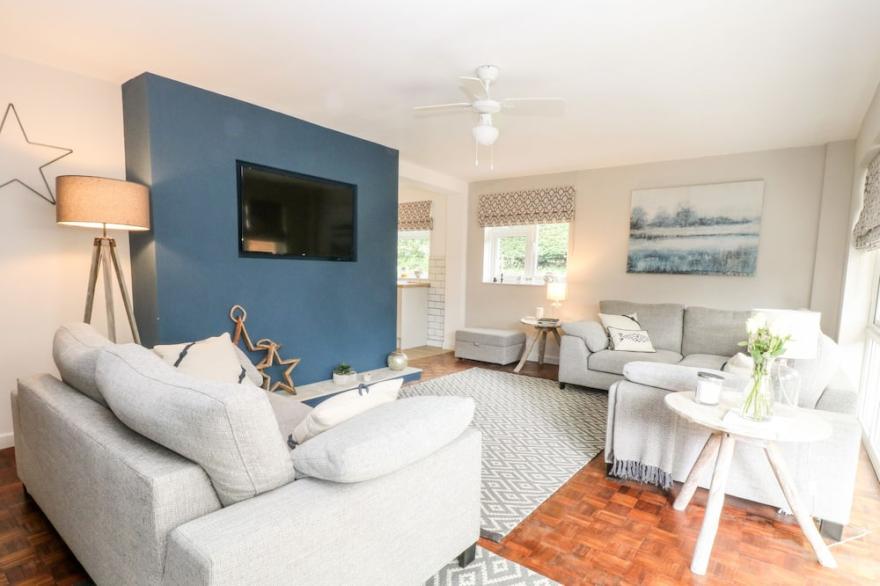 CHURCH FARM BUNGALOW, family friendly, with a garden in Weybourne
