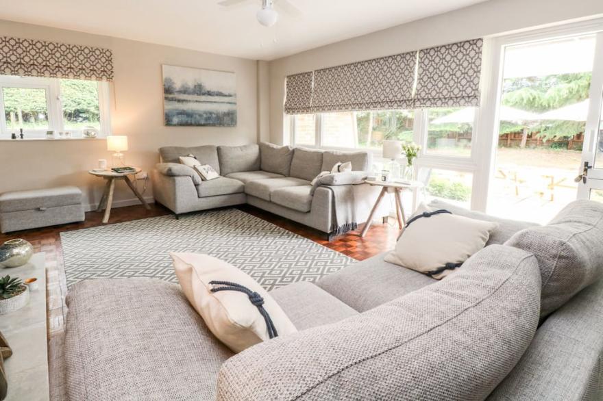 CHURCH FARM BUNGALOW, family friendly, with a garden in Weybourne
