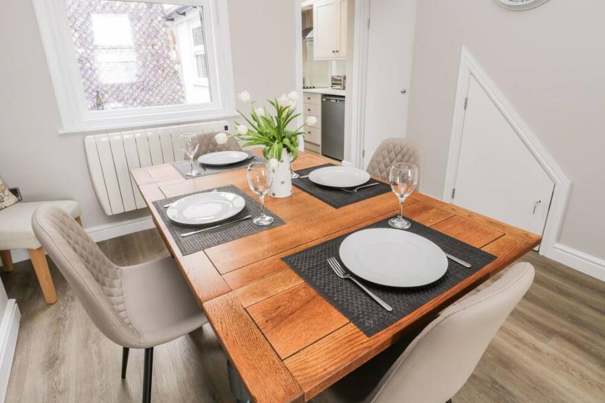 MIDSHIPS, family friendly, character holiday cottage in Scarborough