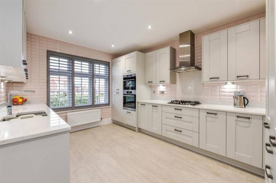 Luxury 4 Bedroom Detached House