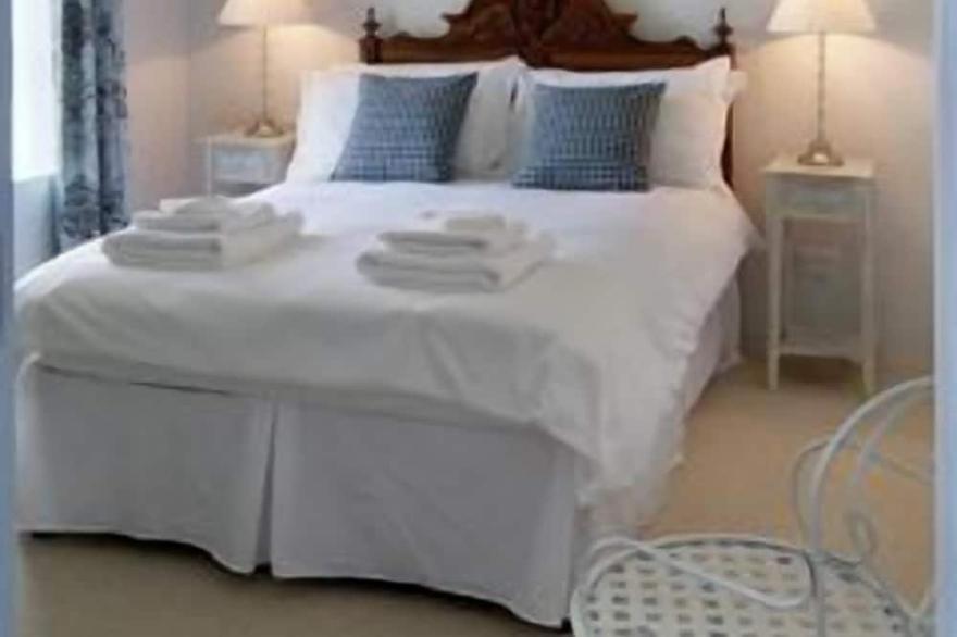 1 superking zip n link can be singles, 2 doubles, 3' bunk beds, 2 travel cots