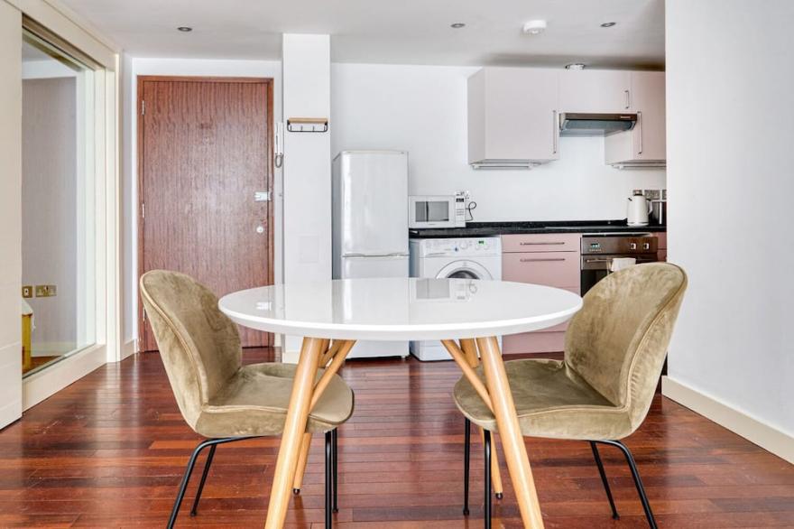 Quirky Central Shoreditch spacious Studio nr. Old Street, by Blueground