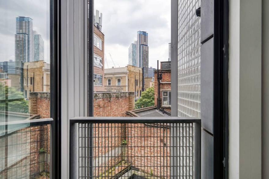 Quirky Central Shoreditch spacious Studio nr. Old Street, by Blueground