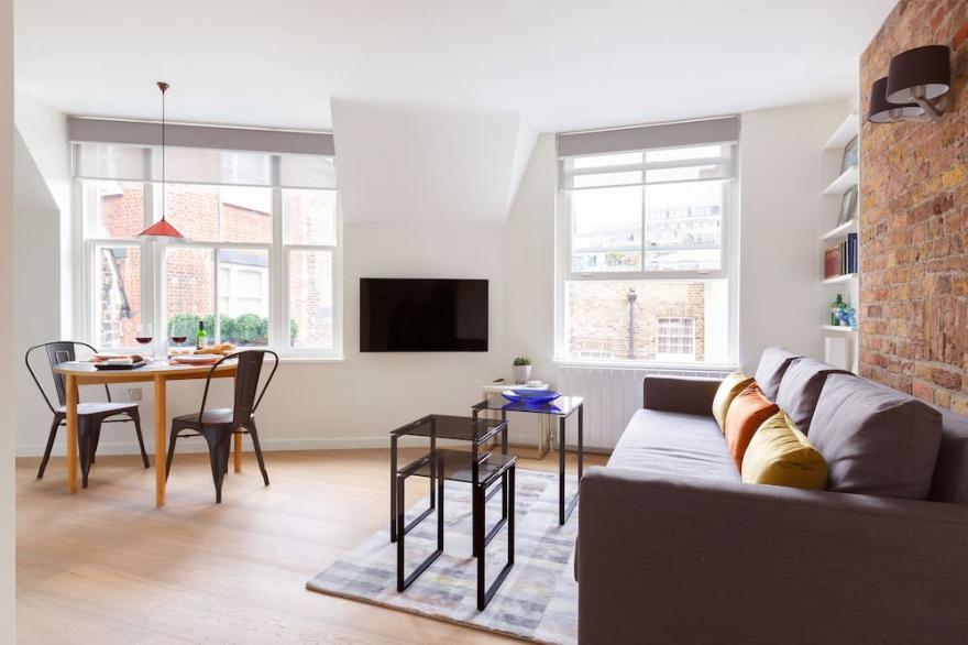 Charing Cross | Embankment | Trafalgar Square | Bright & Quiet | ZONE 1