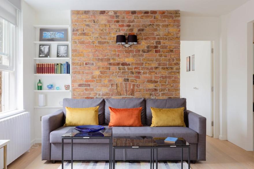 Charing Cross | Embankment | Trafalgar Square | Bright & Quiet | ZONE 1