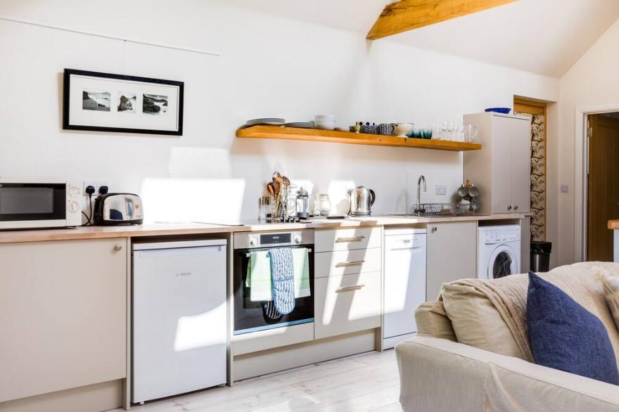 GREYSTONES STUDIO, romantic, country holiday cottage in Daymer Bay