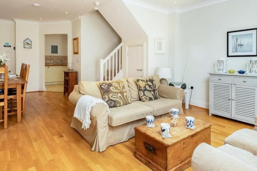 LOWENNA MANOR 3, family friendly, with a garden in Rock