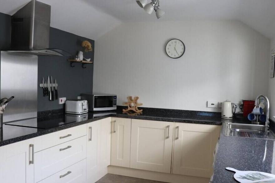 THE PORTHOLE, pet friendly, with open fire in Port Isaac