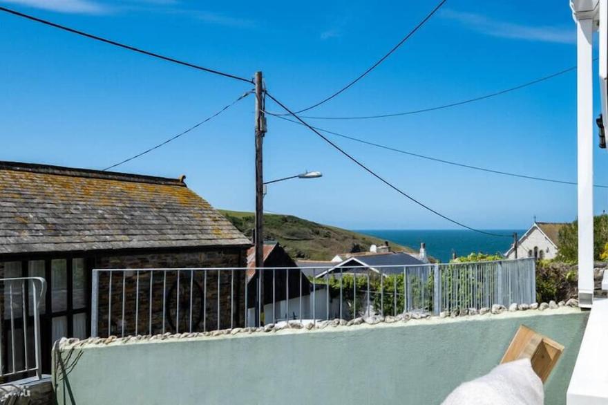 HAREWOOD, pet friendly, character holiday cottage in Port Isaac