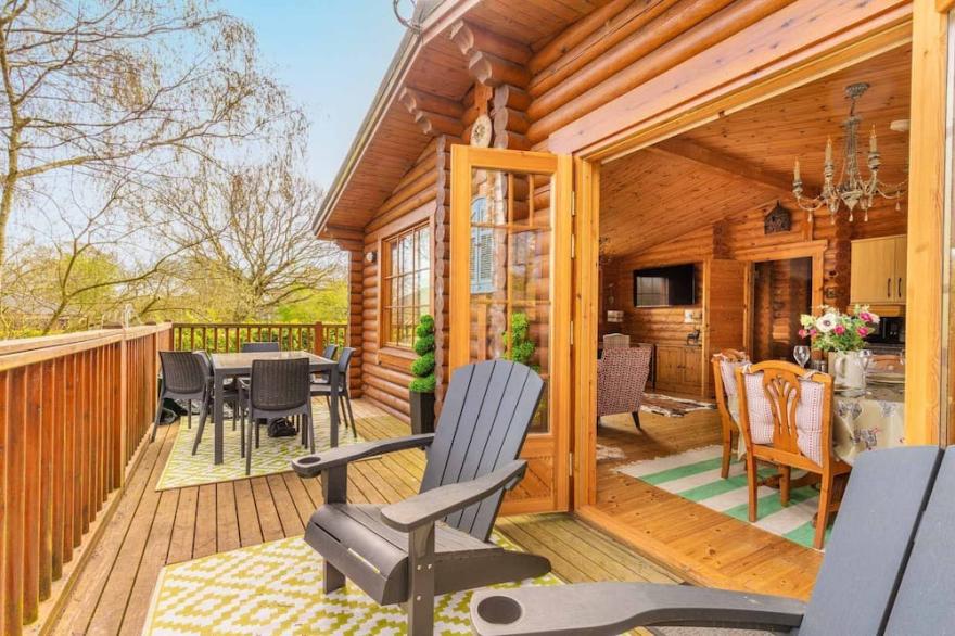 Fat Rascals Retreat | Stunning Secluded Lakeside Lodge with free fishing on site!