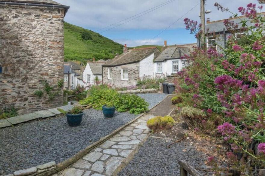 POPLAR COTTAGE, pet friendly, with open fire in Port Isaac