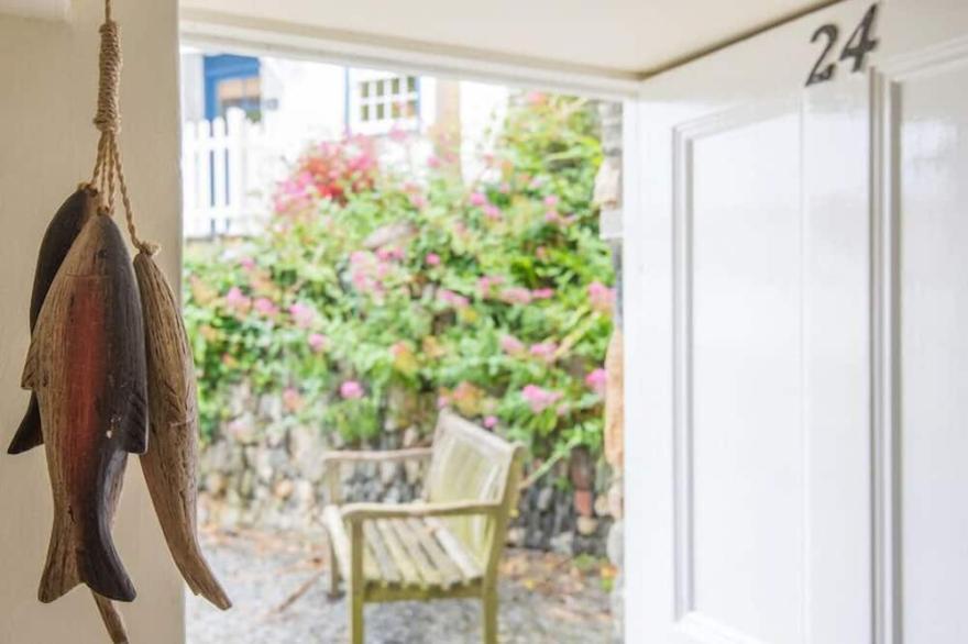POPLAR COTTAGE, pet friendly, with open fire in Port Isaac
